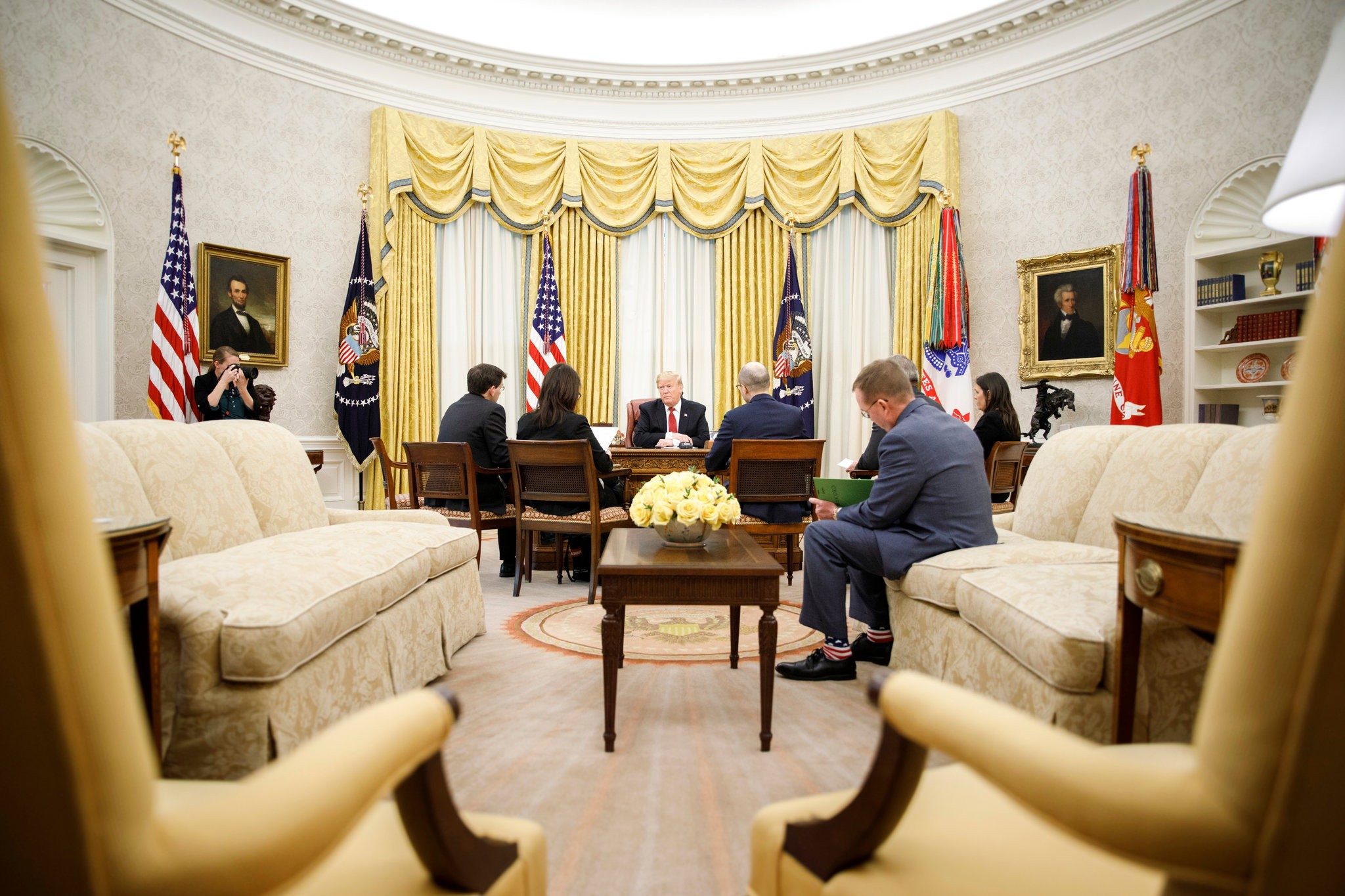 ترامب وبعض ممثلي وسائل الاعلام/The New York Times