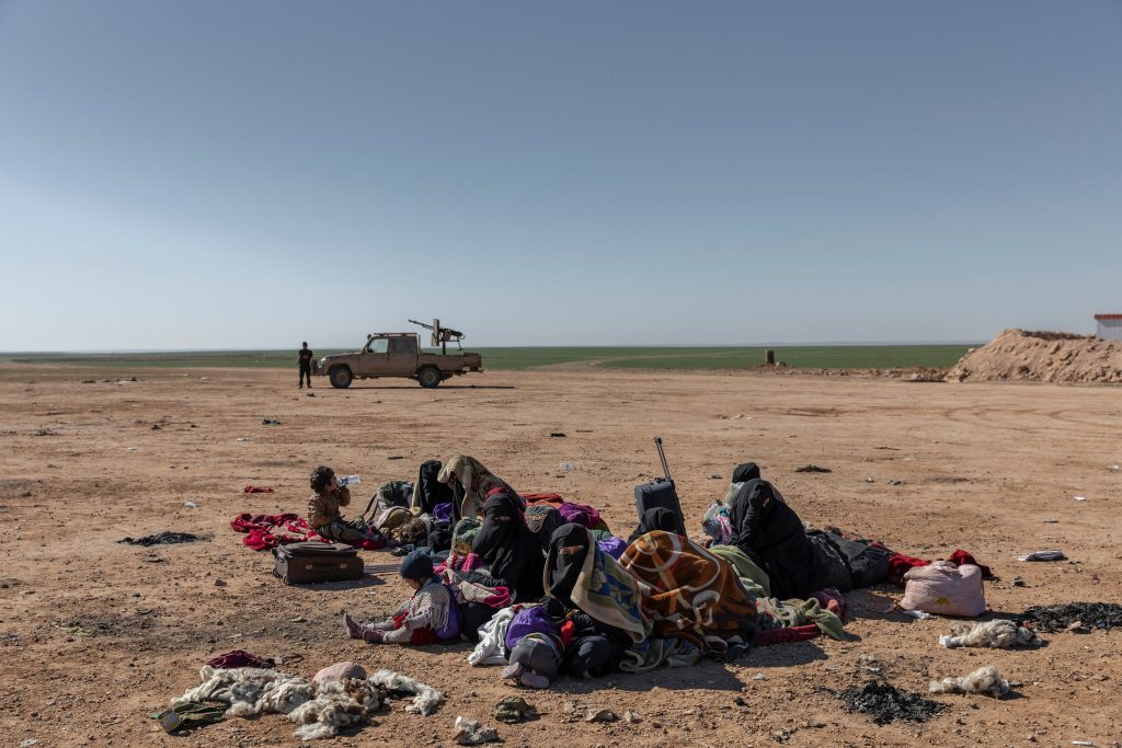قادة إيزيديون يسمحون للناجيات من الاغتصاب على يد داعش بالعودة للوطن مع أطفالهنّ.. بعدما كنَّ يُجبرن على ترك أبنائهن مقابل الذهاب للعراق