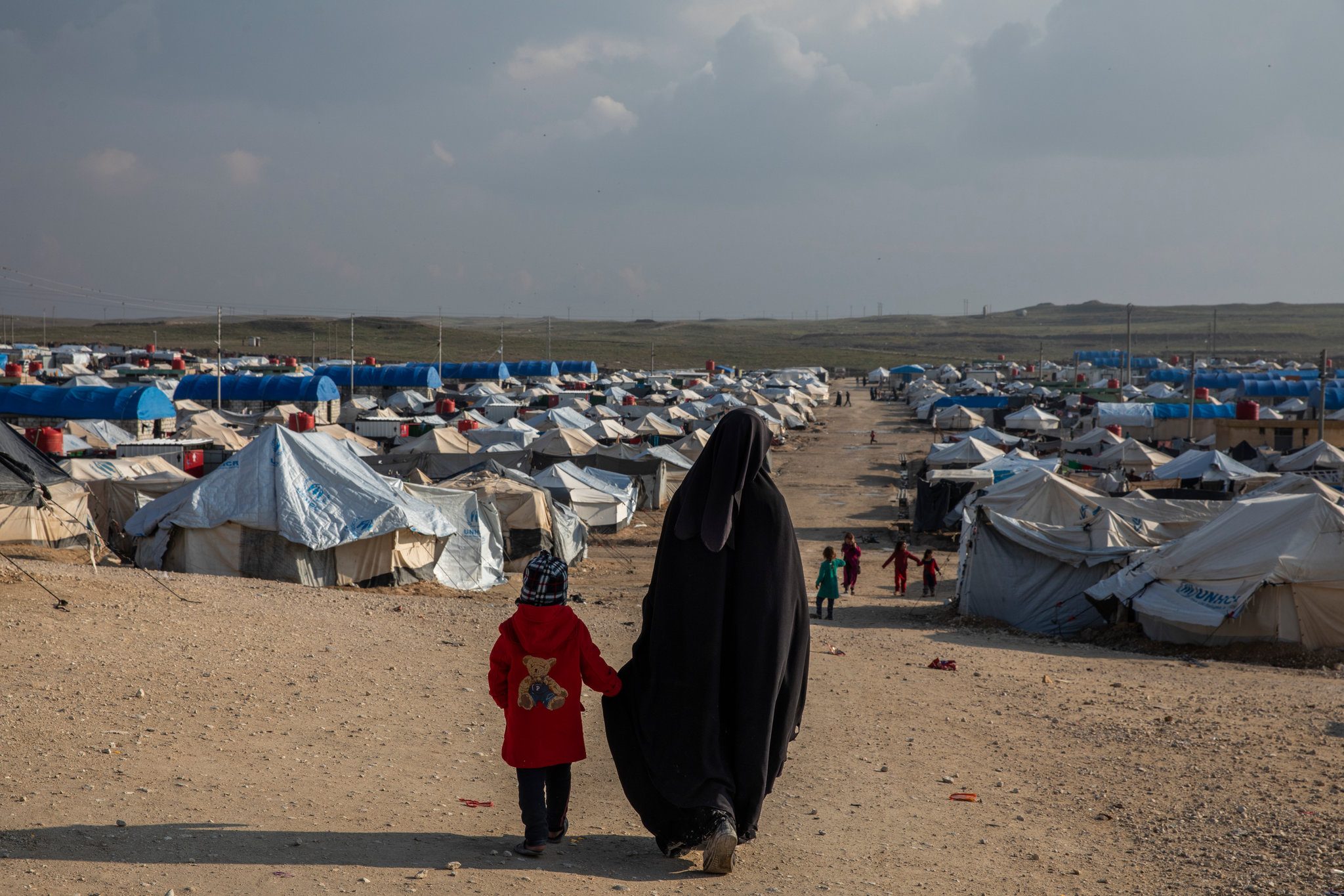 انهار «داعش».. لكن الآلاف من أعضائه ومناصريه السابقين دون بلد يُؤويهم بعد تجريدهم من جنسياتهم