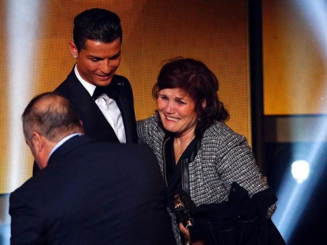 والدة كريستيانو رونادو تدافع عن ابنها ضد مزاعم الاغتصاب