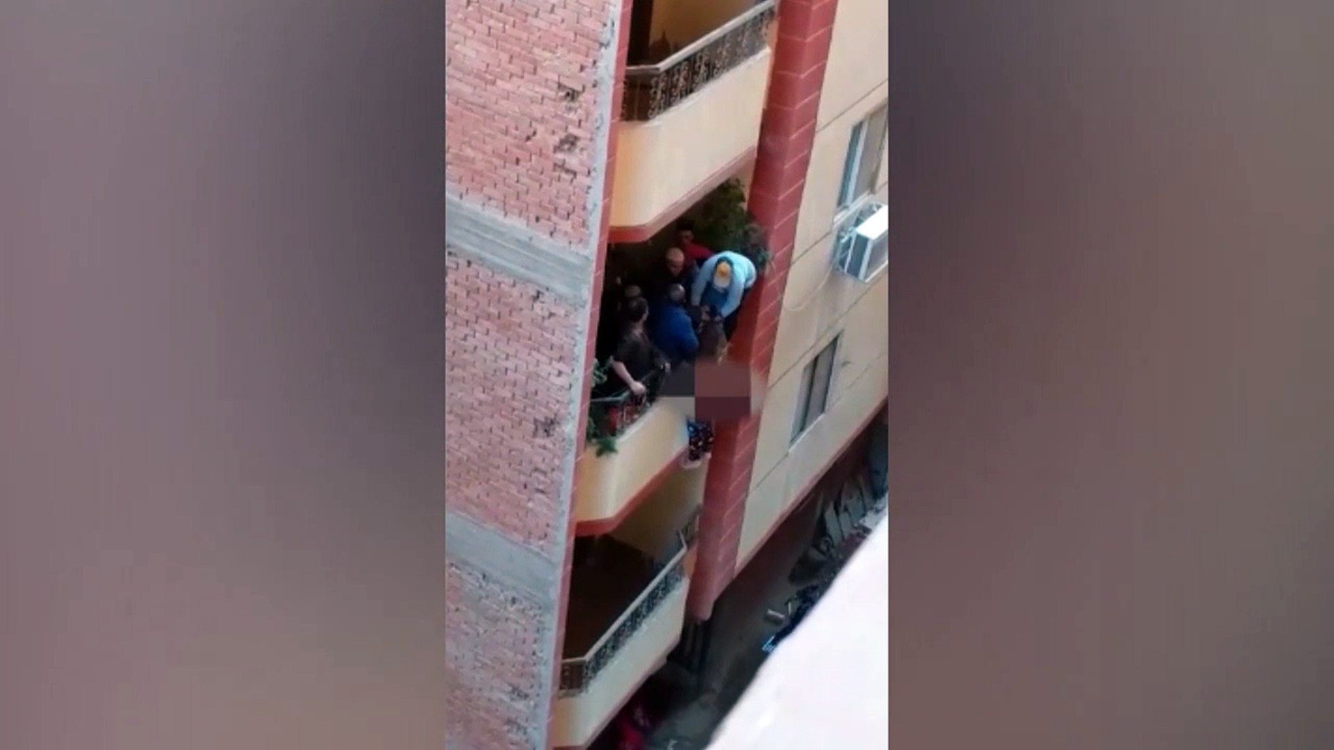 رجل يلقي زوجته مصر