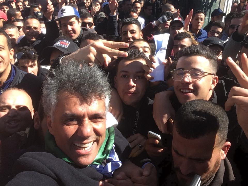 رشيد نكاز وسط أنصاره
