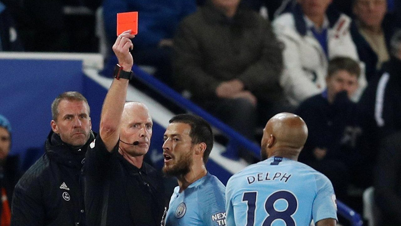 الفريقان أكثر ضحاياه.. حكم قمة السيتي وتشيلسي على موعد مع التاريخ بسبب البطاقات الحمراء