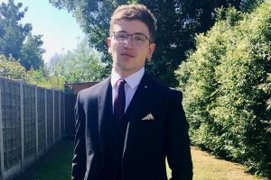 الطالب يوسف مكي الذي قتل في بريطانيا