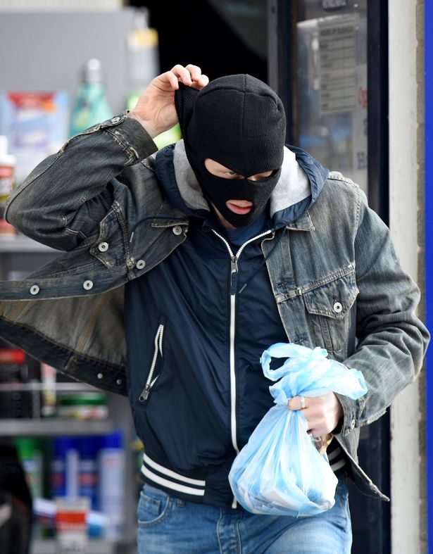كان نجوم المسلسل يصورون مشاهد ملتهبة في موقع تصوير بمدينة بولتون عندما وقعت عملية الاقتحام.
