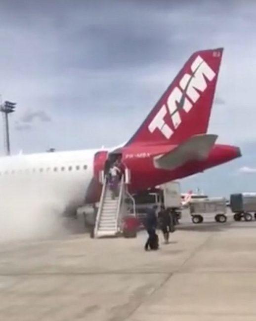 ركاب يُغادرون طائرة مذعورين بعد اندلاع النيران في مطار بالبرازيل