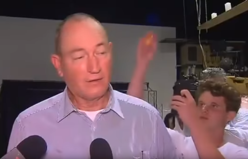 السيناتور الأسترالي فريزر أنينغ أثناء تعرضه لهجوم