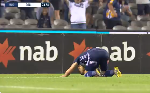 لاعب نيوزيلندي يسجد تضامناً مع ضحايا مجزرة نيوزيلندا