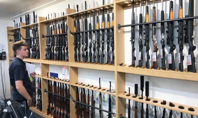 مئات الآلاف عليهم تسليم أسلحتهم وإلا سيعاقبون.. كيف ستغير القوانين السلاح وجه نيوزيلندا؟