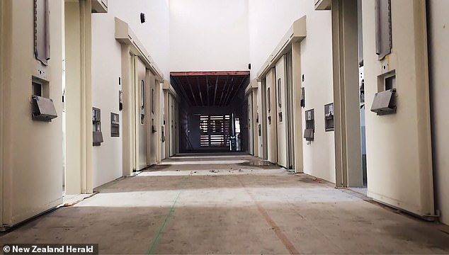 السجن المحصن بالخراسانات الضخمة والأسمنت يوجد في ممراته تكنولوجيا تعمل بتقنية التعرف على نبضات القلب