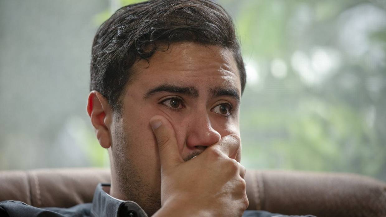 قصة شابٍّ تابع الهجوم عبر هاتفه ليتأكد إذا ما كان والده على قيد الحياة