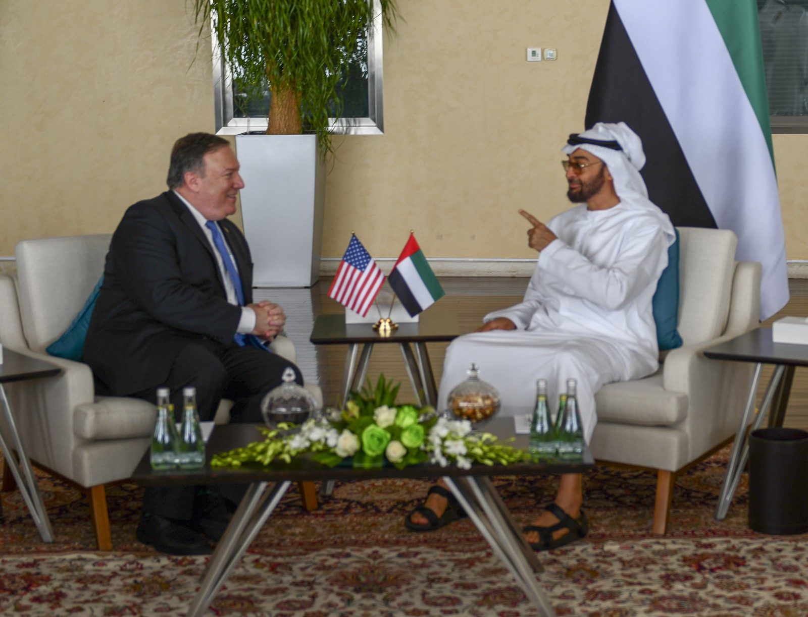 محمد بن زايد يُفاجئ بومبيو بعرض برنامج اغتيال سري لقادة طالبان لإضعافهم بالتفاوض