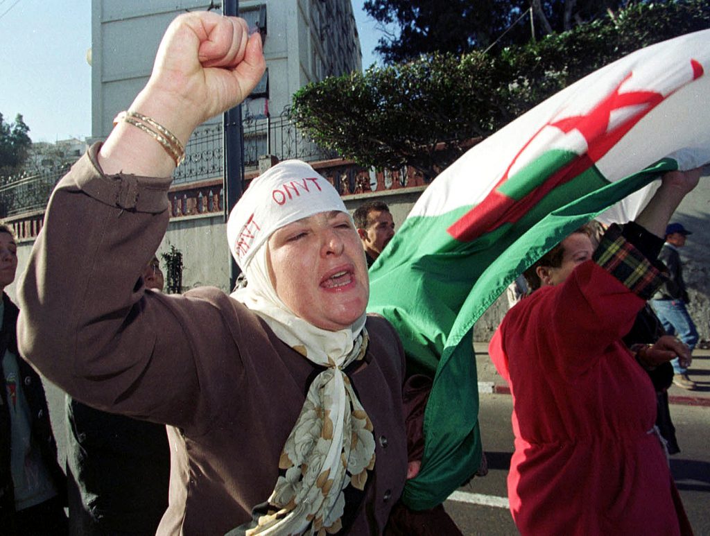 متظاهرو الجزائر يهاجمون أبوظبي ويطالبونها بعدم التدخل في شؤون البلاد