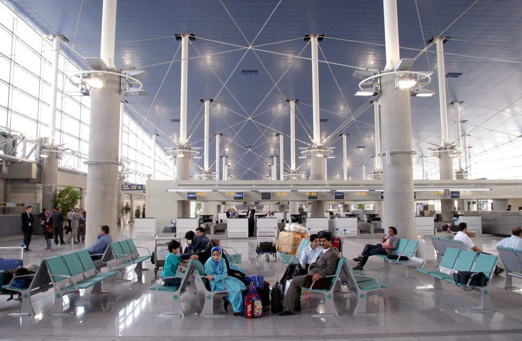 على متنها 50 راكباً.. حريق بطائرة في مطار مهر آباد بطهران