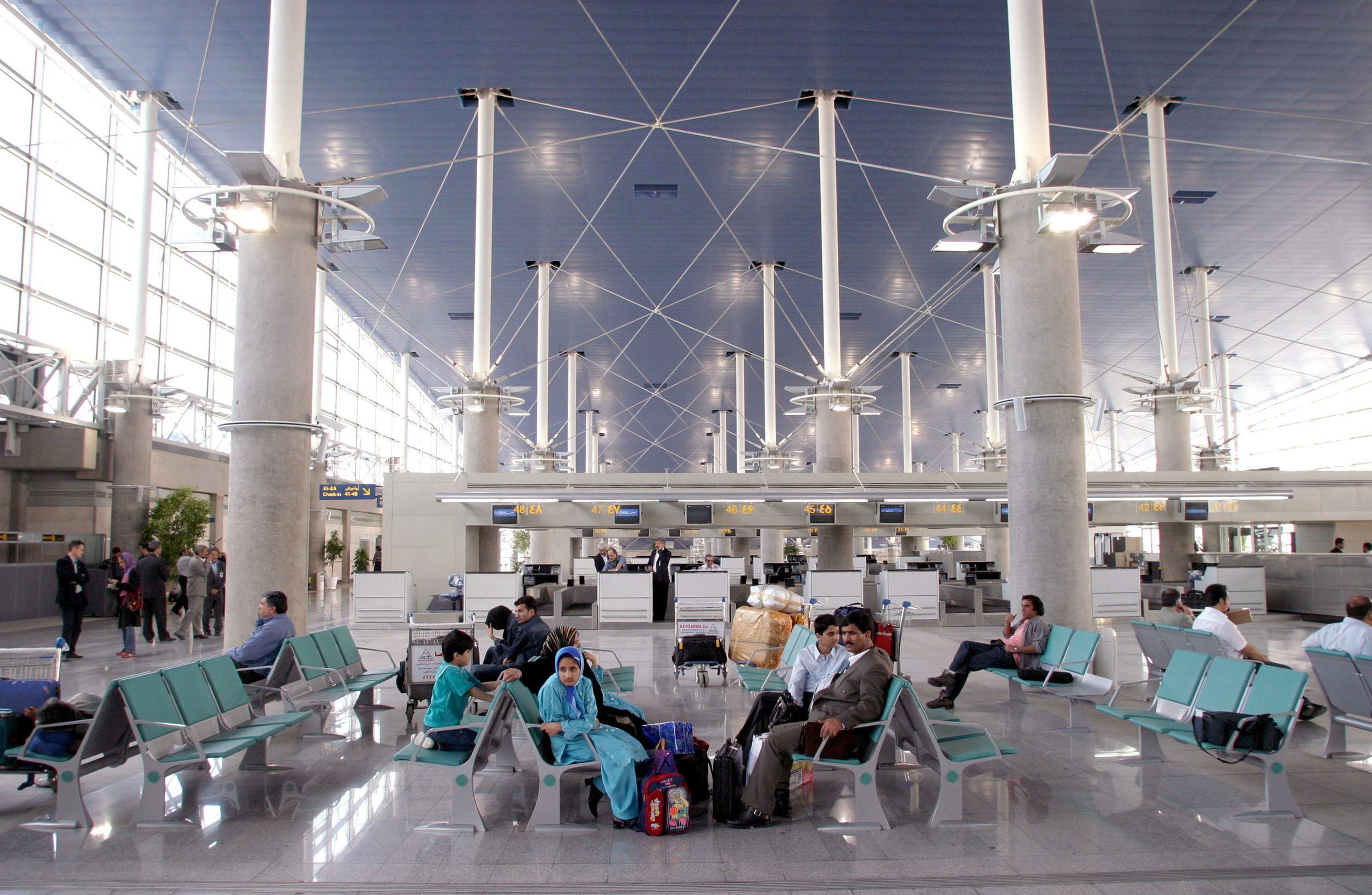 على متنها 50 راكباً.. حريق بطائرة في مطار مهر آباد بطهران