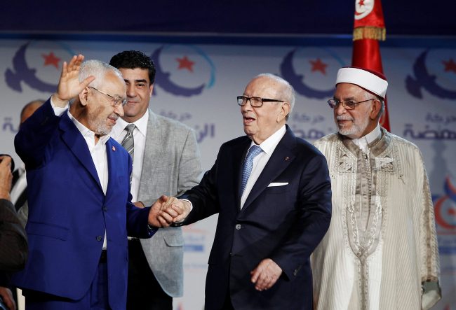 السبسي والغنوشي.. كيف استطاع الغريمان الإسلامي والعلماني إنقاذ تونس من الثورة المضادة؟