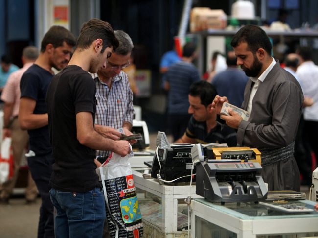 مدينة تقرُّ قانوناً يجبر المتاجر على التعامل بالأوراق النقدية