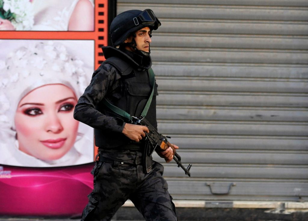 قتل 4 وأصاب 5 منهم ضابط.. خلاف مع الأب يدفع شاباً مصرياً لارتكاب مذبحة قبل أن تقتله الشرطة
