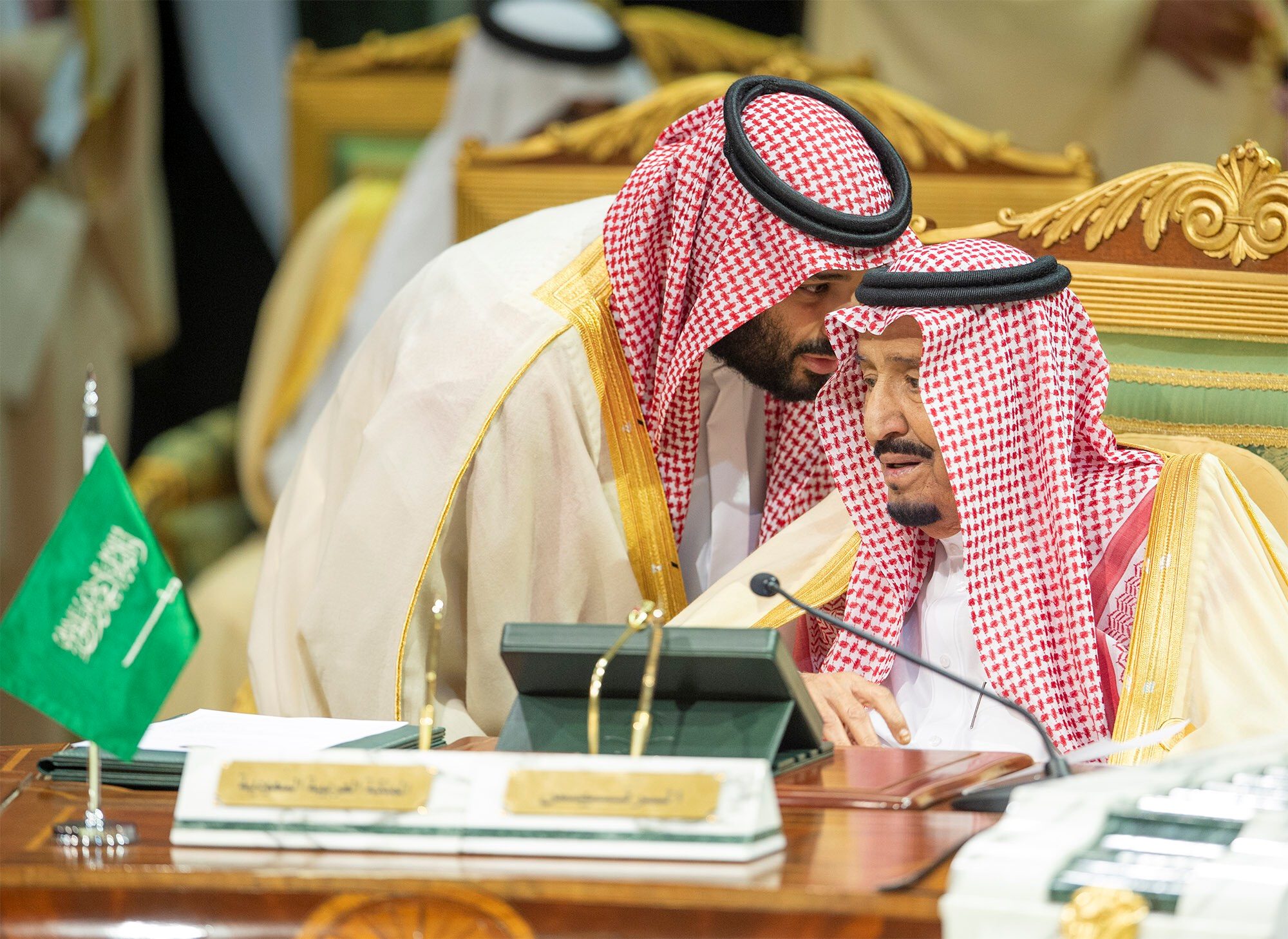 ولي العهد السعودي برفقة الملك سلمان/ رويترز