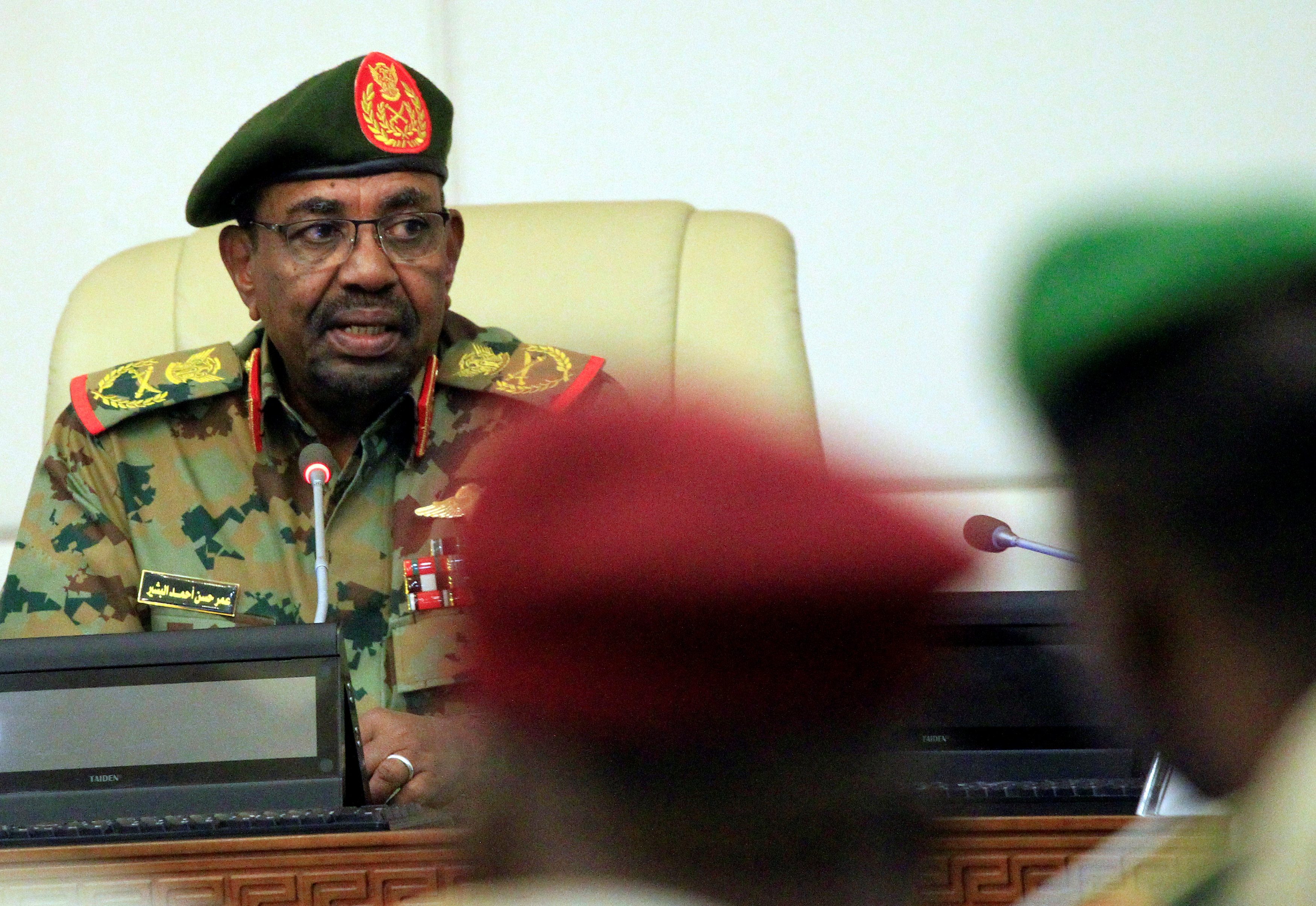 الرئيس عمر البشير ينقل صلاحياته بالحزب