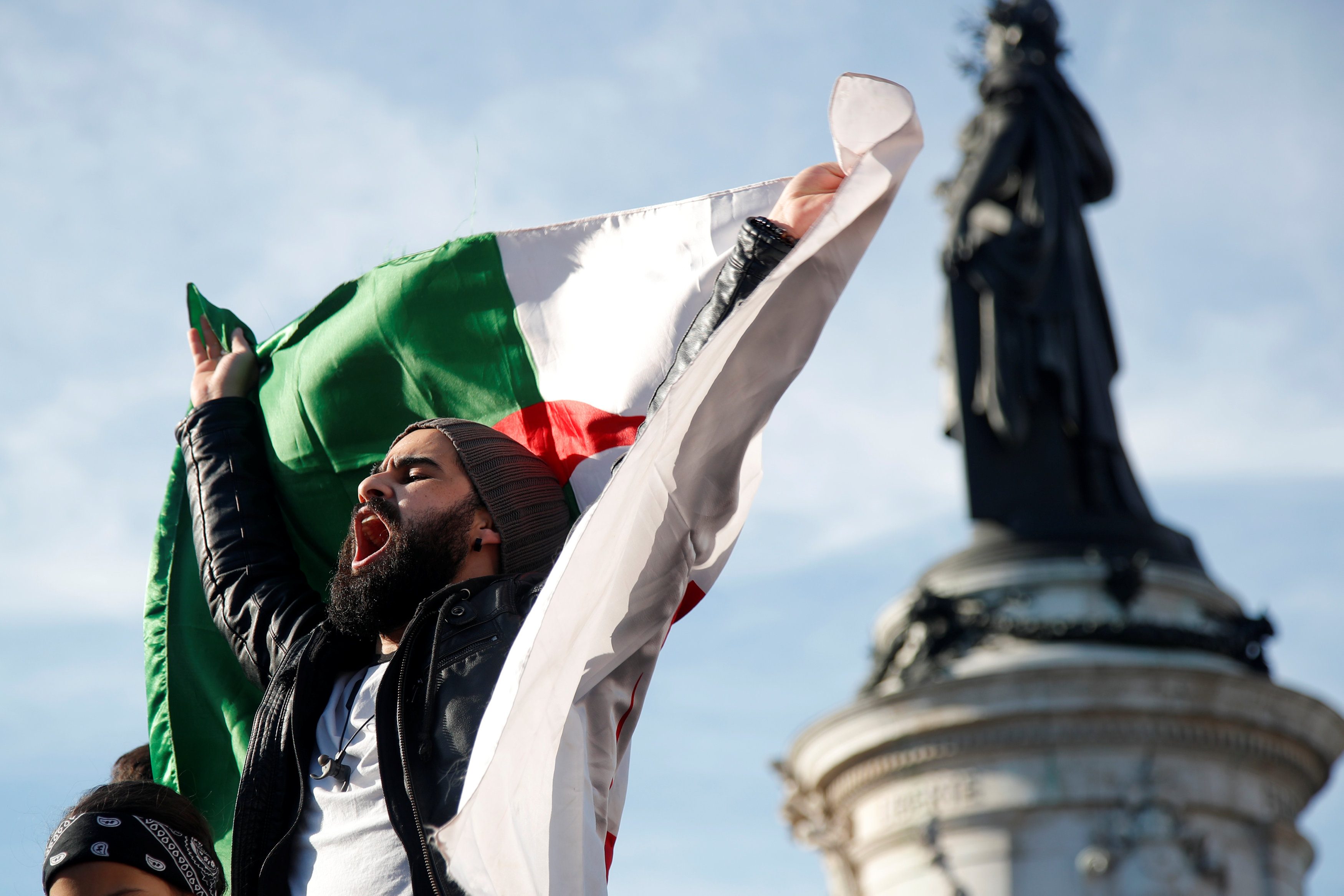 حزب جزائري يسحب نوابّه من البرلمان