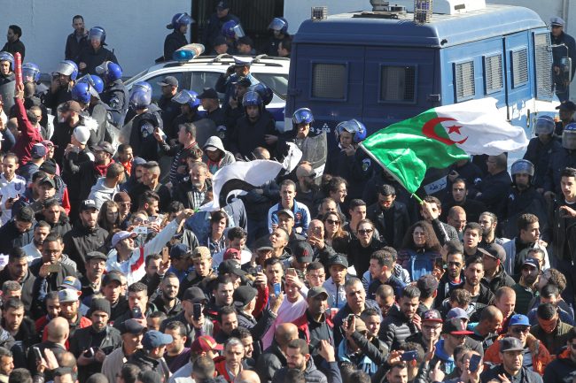تظاهرات طلابية في الجزائر ضد الولاية الخامسة لبوتفليقة