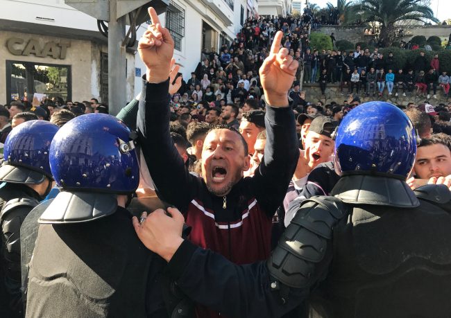 الجزائر تحبس أنفاسها في اللحظات الأخيرة قبل إغلاق باب الترشح