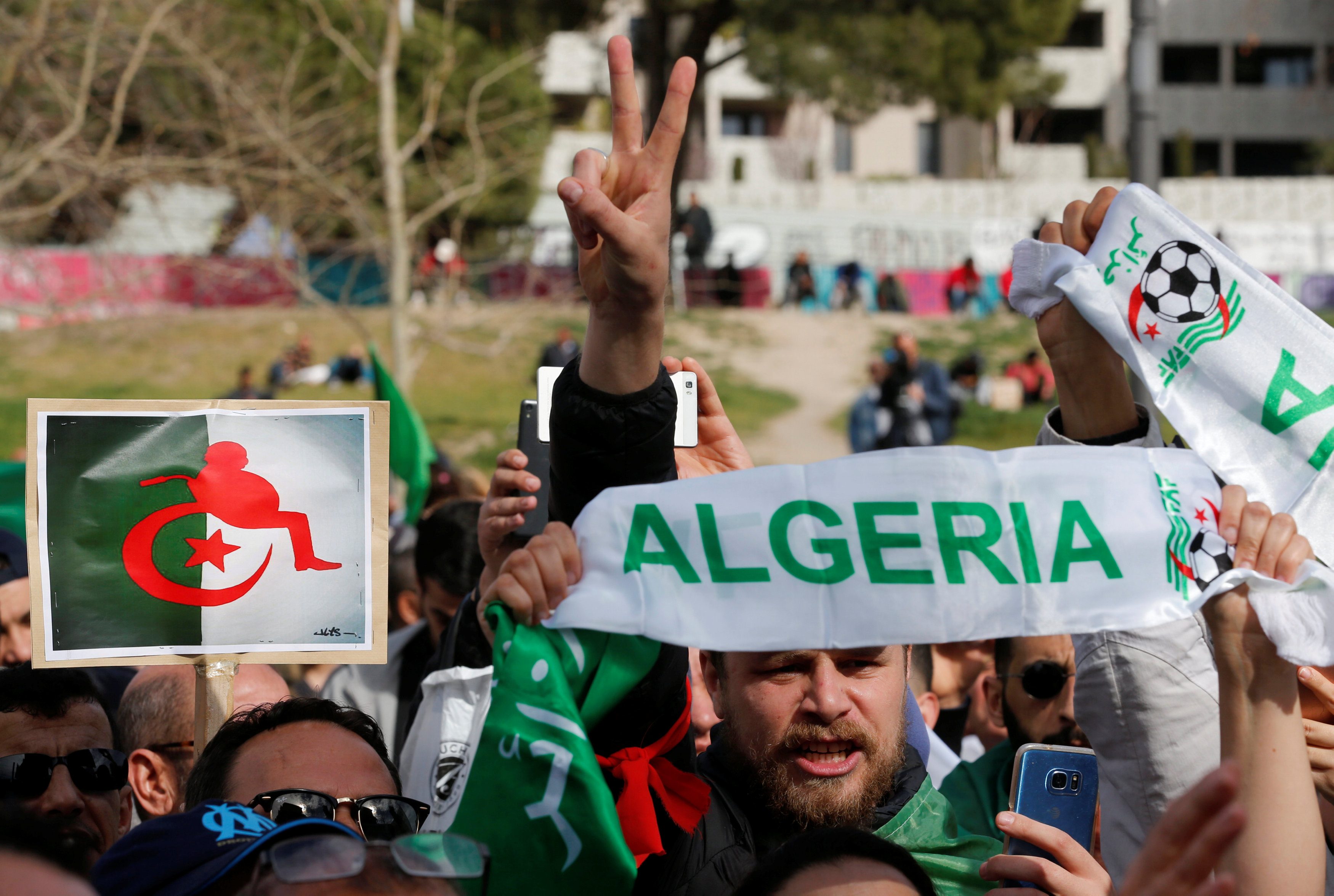 الجزائريون ينتقدون ترشح الرجل المريض لعهدة خامسة/ رويترز