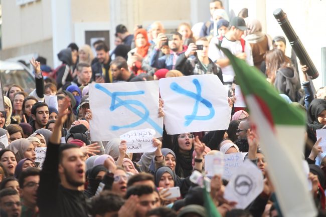 الجزائريون يطورون طريقة الاحتجاج بعد خطاب بوتفليقة