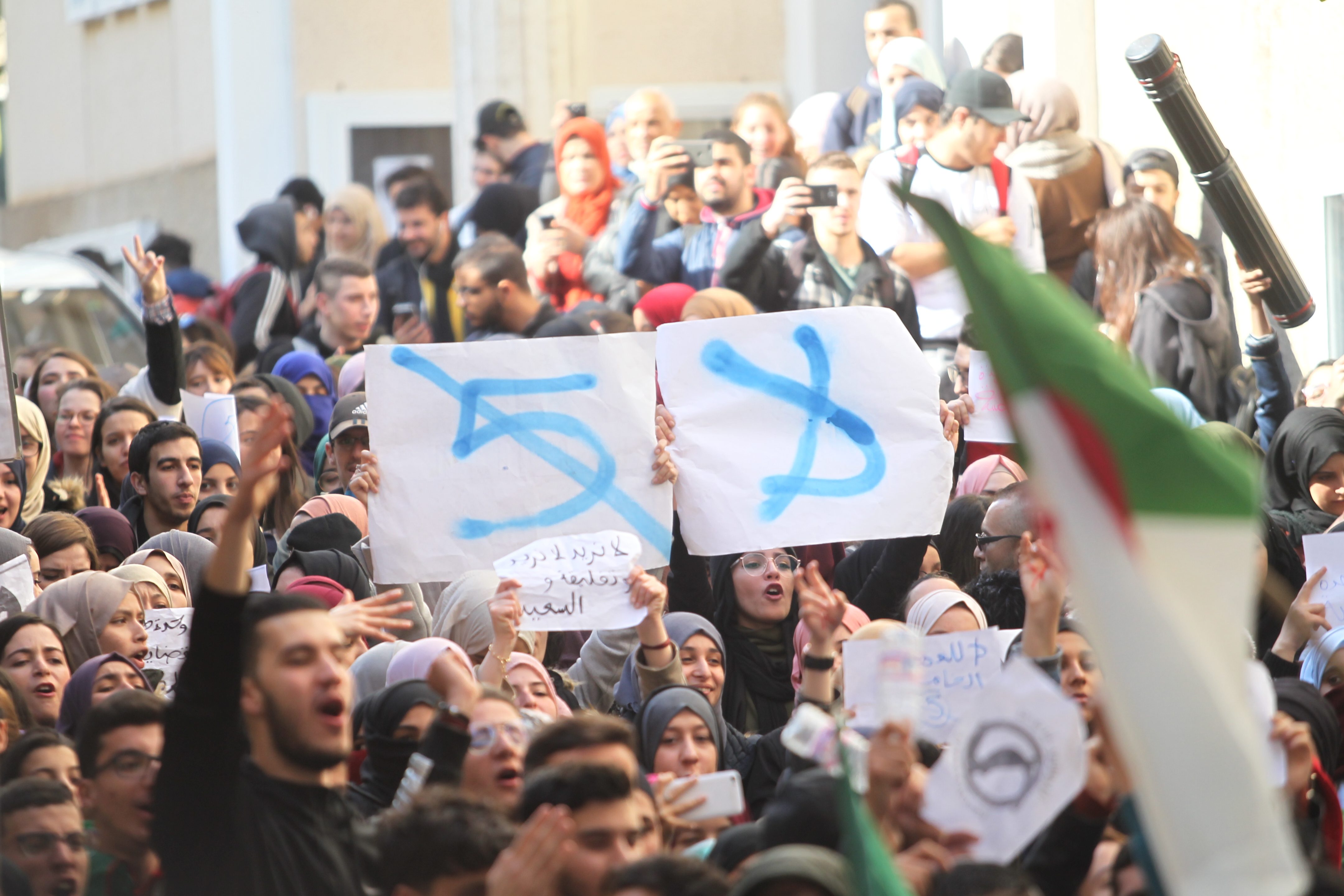 الجزائريون يطورون طريقة الاحتجاج بعد خطاب بوتفليقة