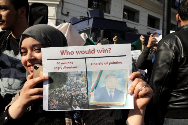 عاد من منفاه بدبي ليصبح رئيساً للبلاد.. بوتفليقة من ثوري أبهر شعبه إلى متشبث بالحكم يريد أن يموت رئيساً