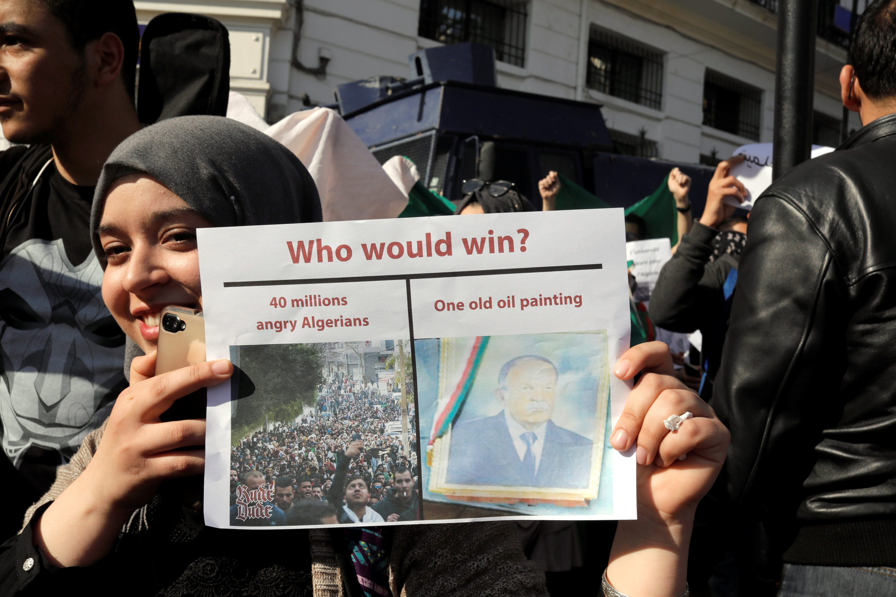 عاد من منفاه بدبي ليصبح رئيساً للبلاد.. بوتفليقة من ثوري أبهر شعبه إلى متشبث بالحكم يريد أن يموت رئيساً