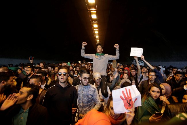 قدامى محاربي الجزائر يدعمون الاحتجاجات المطالبة بإنهاء حكم بوتفليقة