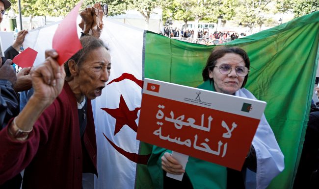 عشرات القيادات بالحزب الحاكم في الجزائر تبارك الحراك