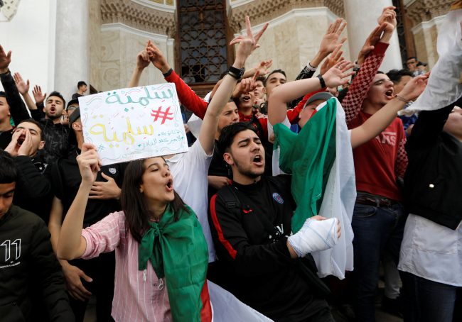 الصمود في وجه الجزائريين لن يدوم طويلاً.. لكن من أين يستمد رجال بوتفليقة قوتهم؟