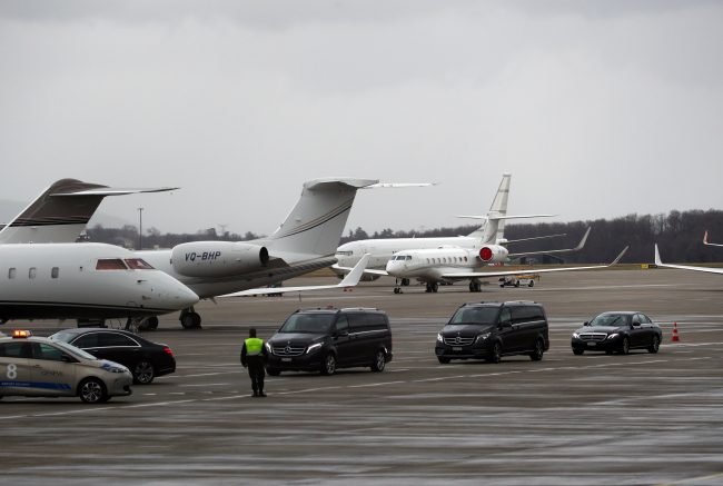 طائرة بوتفليقة تقلع من مطار جنيف باتجاه الجزائر