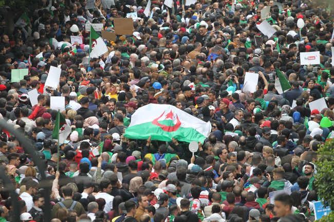 الحراك الشعبي في الجزائر مستمر للجمعة الرابعة على التوالي.. أعداد المتظاهرين في زيادة رغم تنازلات بوتفليقة