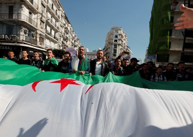 فِرحَ الجزائريون بتراجع بوتفليقة عن العهدة الخامسة ثم غضبوا..  سيناريوهات ما بعد انسحاب الرئيس