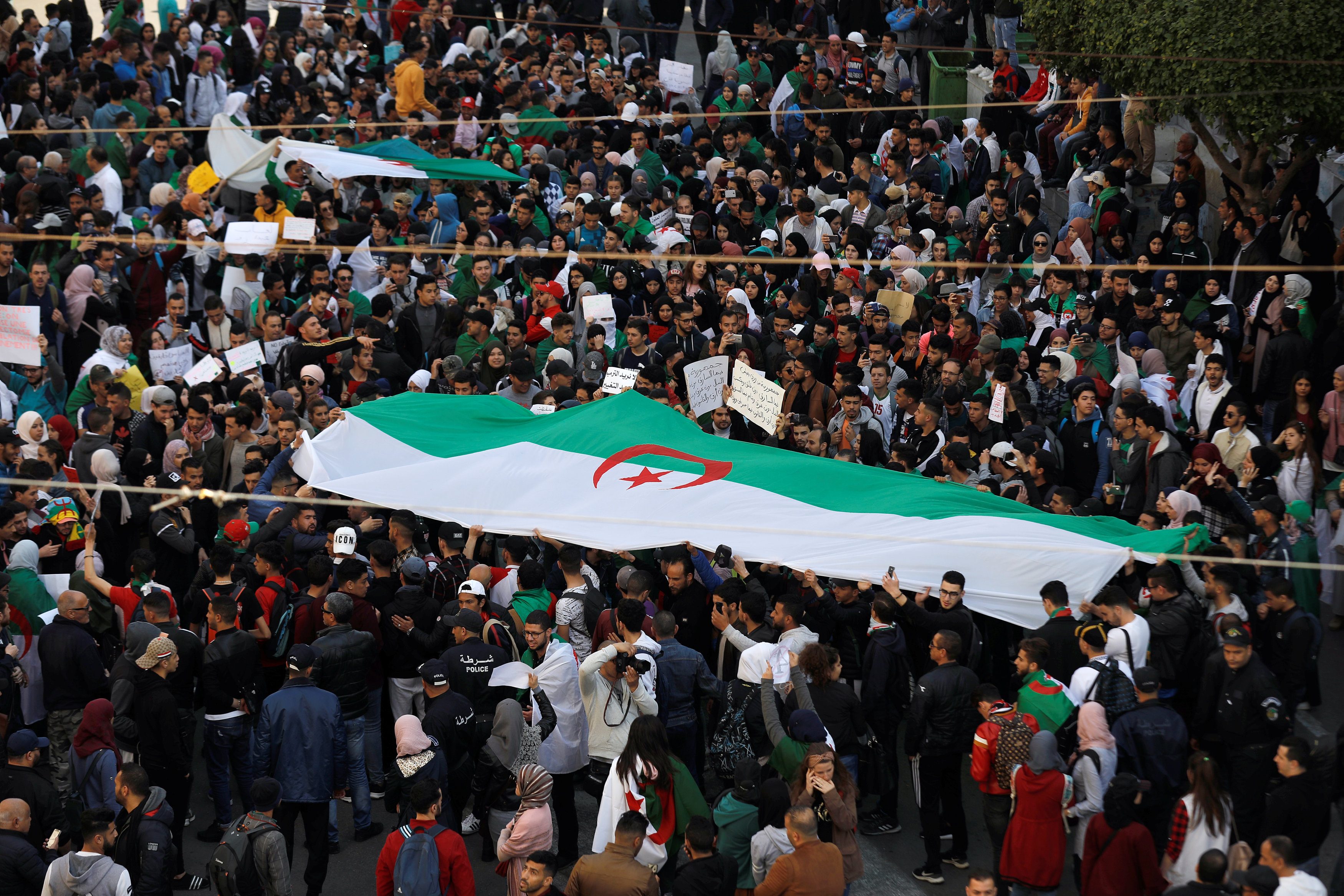 حقوقيون ومفكرون يقودون الحراك في الجزائر/ رويترز