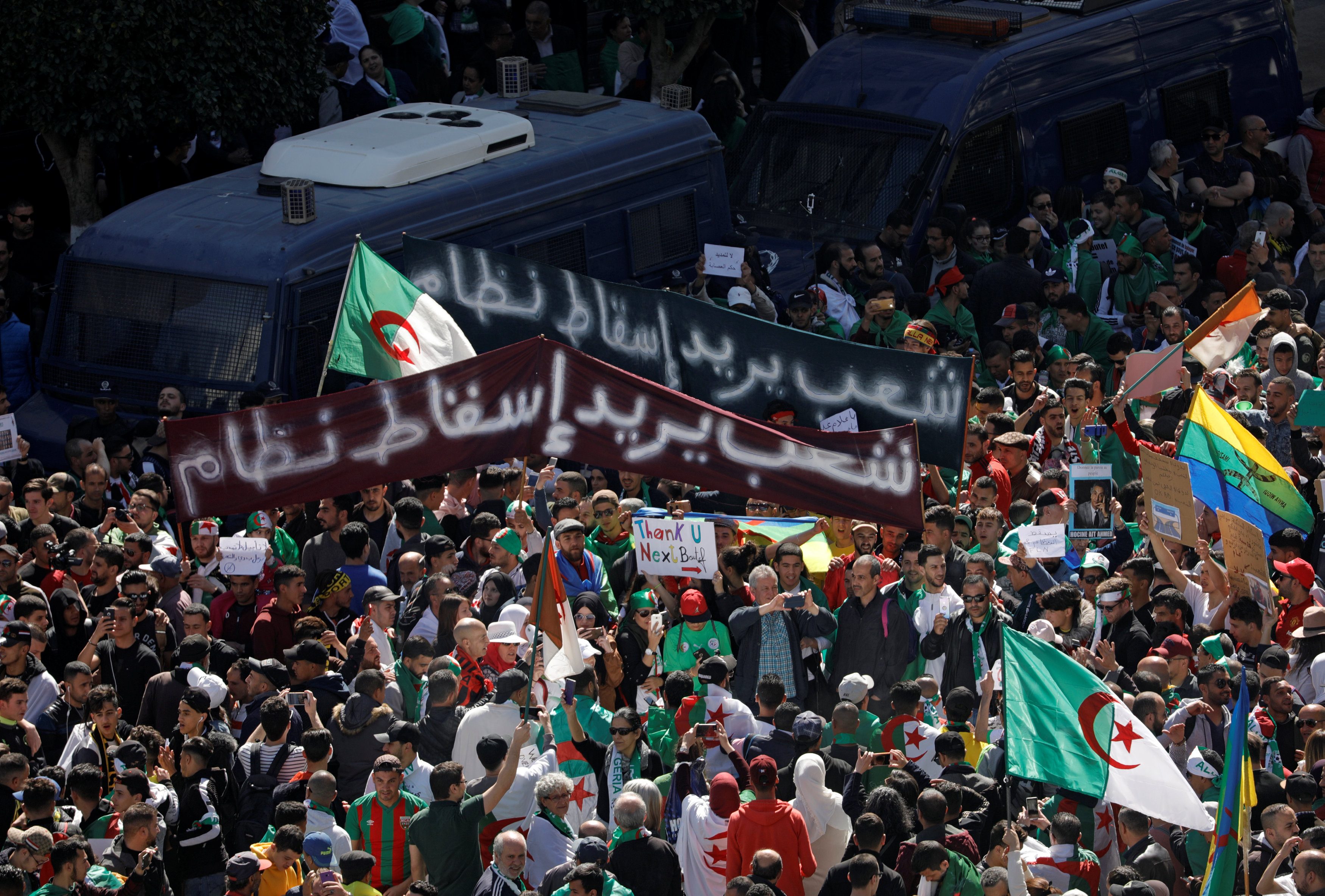 الجزائريون يطالبون بوتفليقة بالرحيل فوراً
