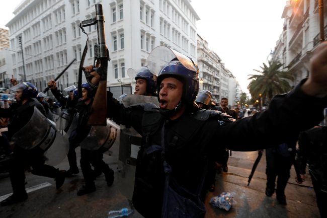 الشرطة الجزائرية  تحتفل مع الشعب عقب الاحتجاجات