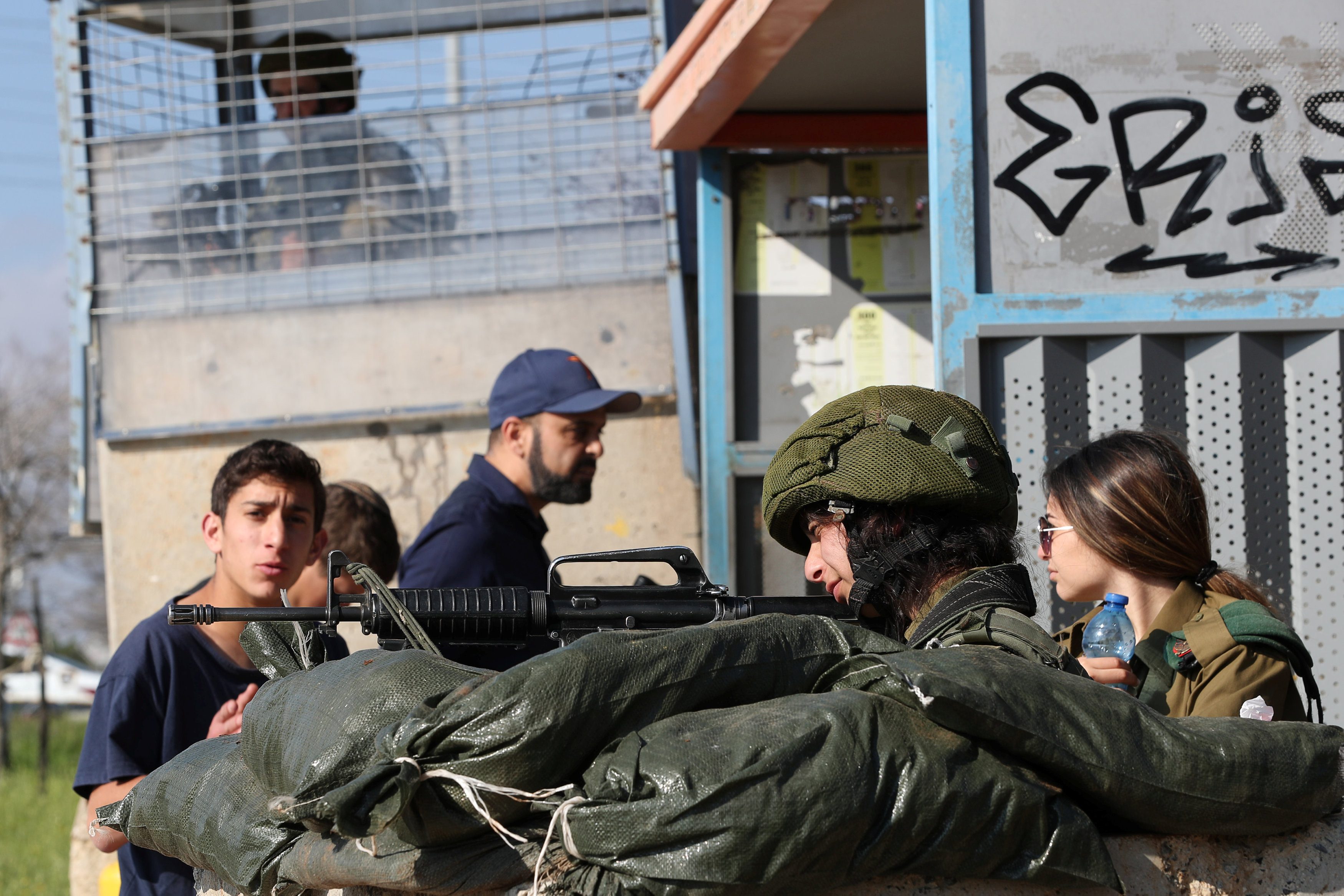 جندي إسرائيلي يقف على أحد الحواجز