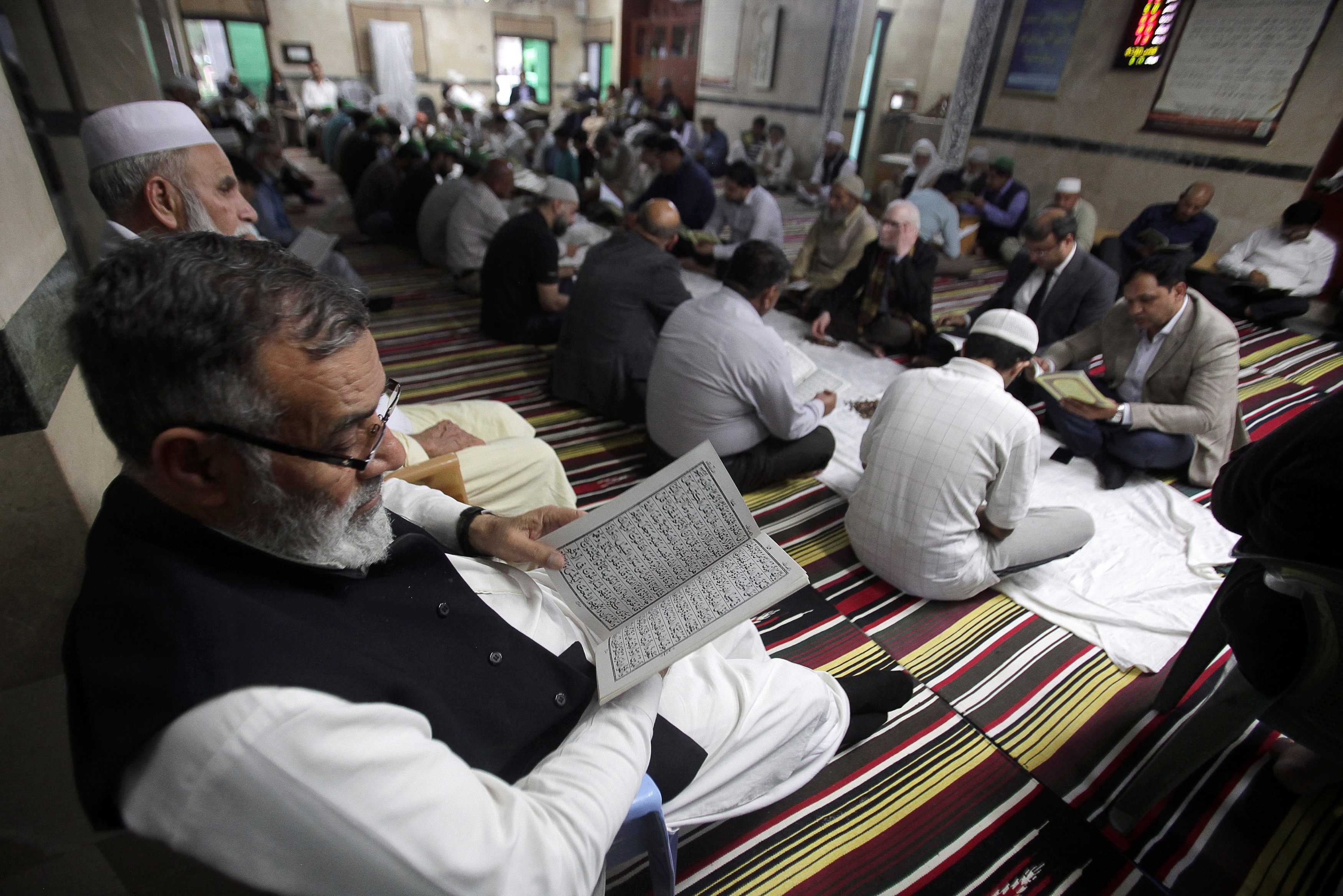 مسلمون في نيوزيلندا يقرؤون القرآن في أحد المساجد