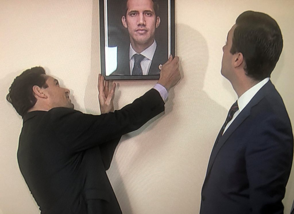 مبعوث المعارضة يزيل صورة مادورو بعد السيطرة على مبنى دبلوماسي بواشنطن