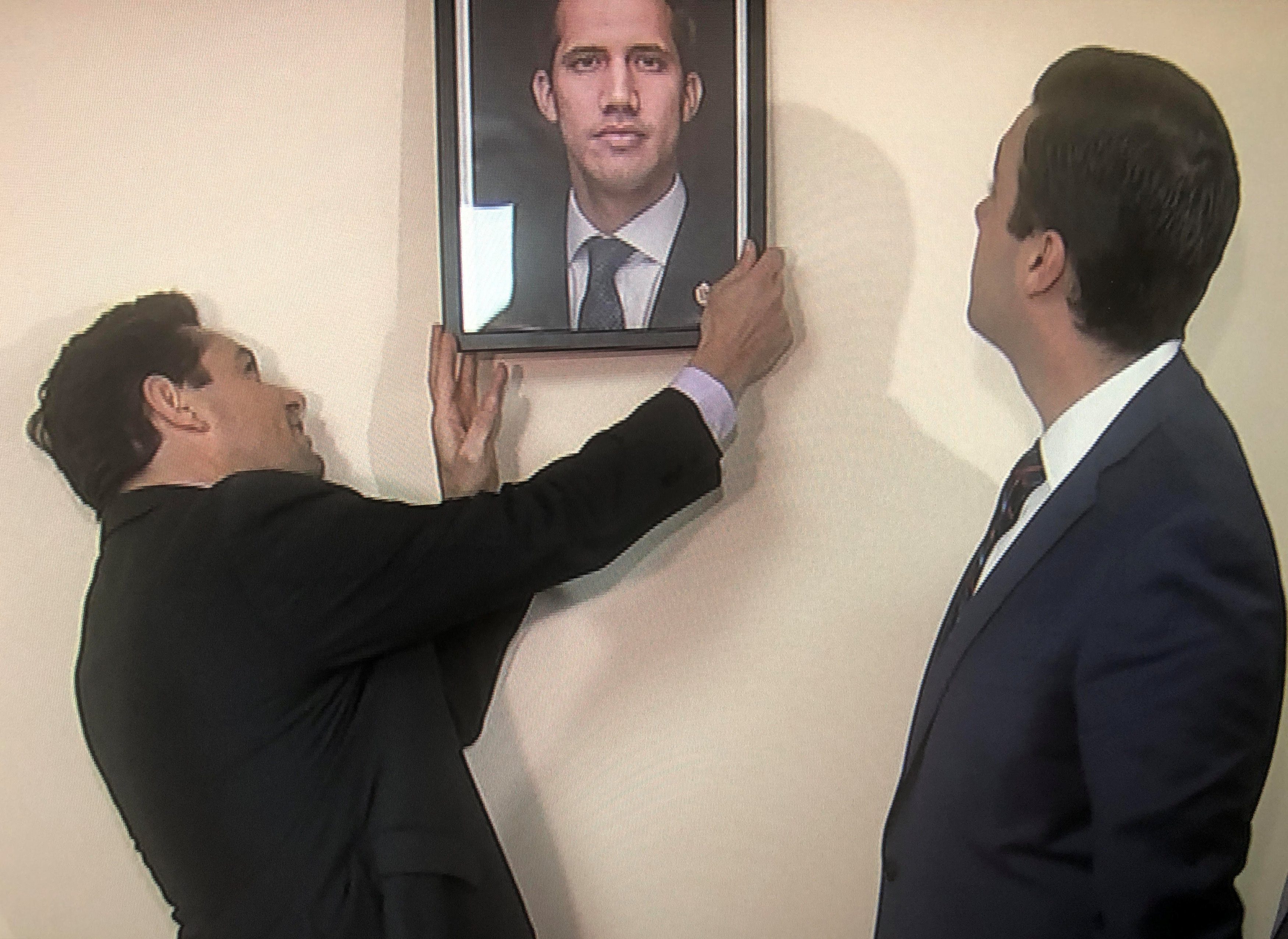 مبعوث المعارضة يزيل صورة مادورو بعد السيطرة على مبنى دبلوماسي بواشنطن