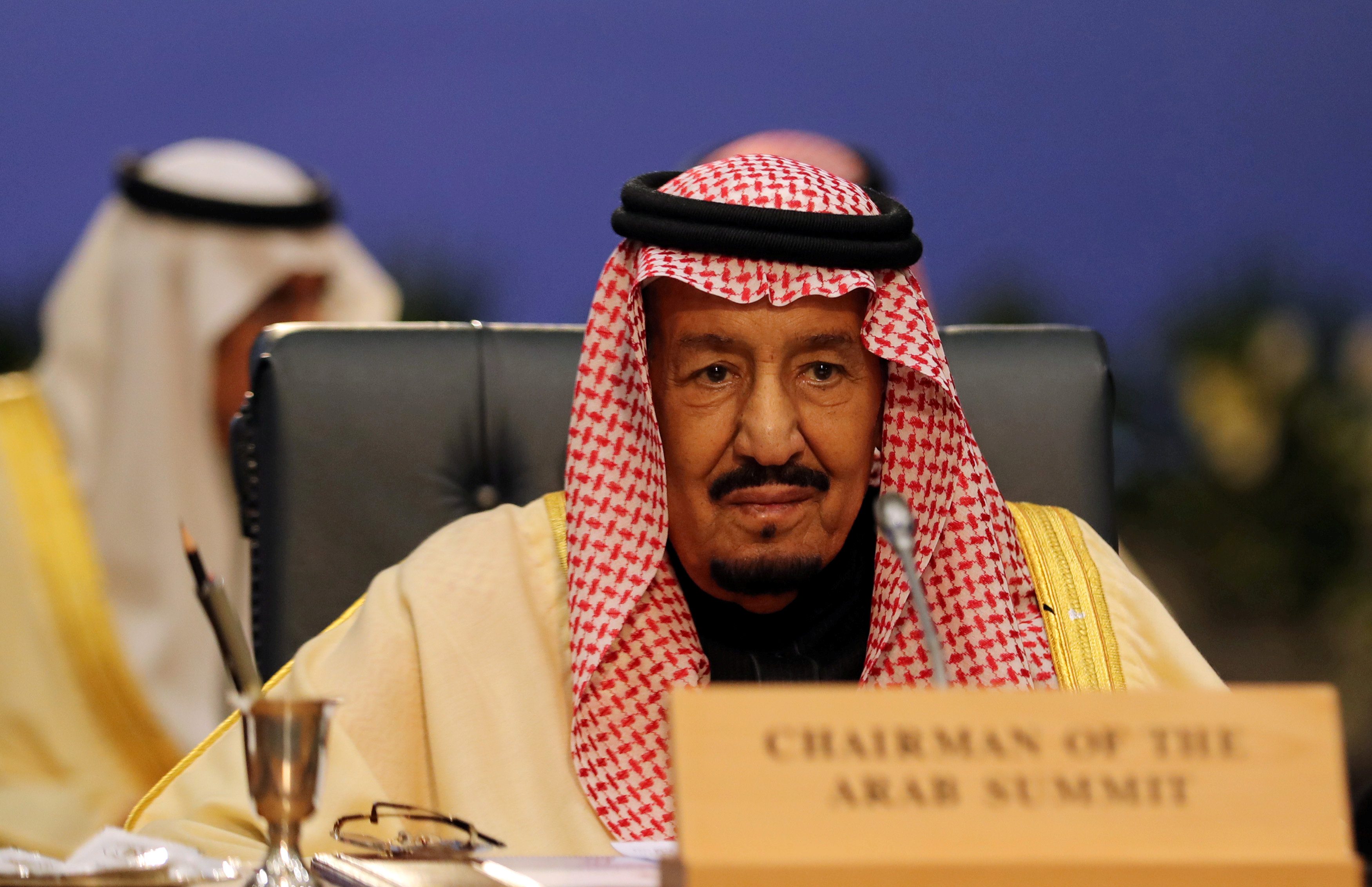 ظهور لافتات ترحيبية لاستقبال الملك سلمان يثير جدلاً في تونس