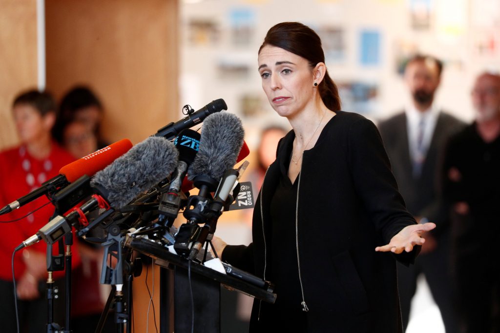 نيوزيلندا تحظر حيازة البنادق نصف الآلية والهجومية بعد مذبحة المسجدين