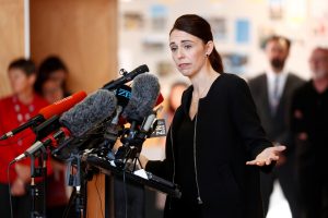 نيوزيلندا تحظر حيازة البنادق نصف الآلية والهجومية بعد مذبحة المسجدين