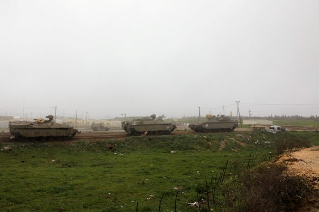 قصف مدفعي إسرائيلي على الجنوب السوري.. استهدف قرية وخلّف حريقاً كبيراً