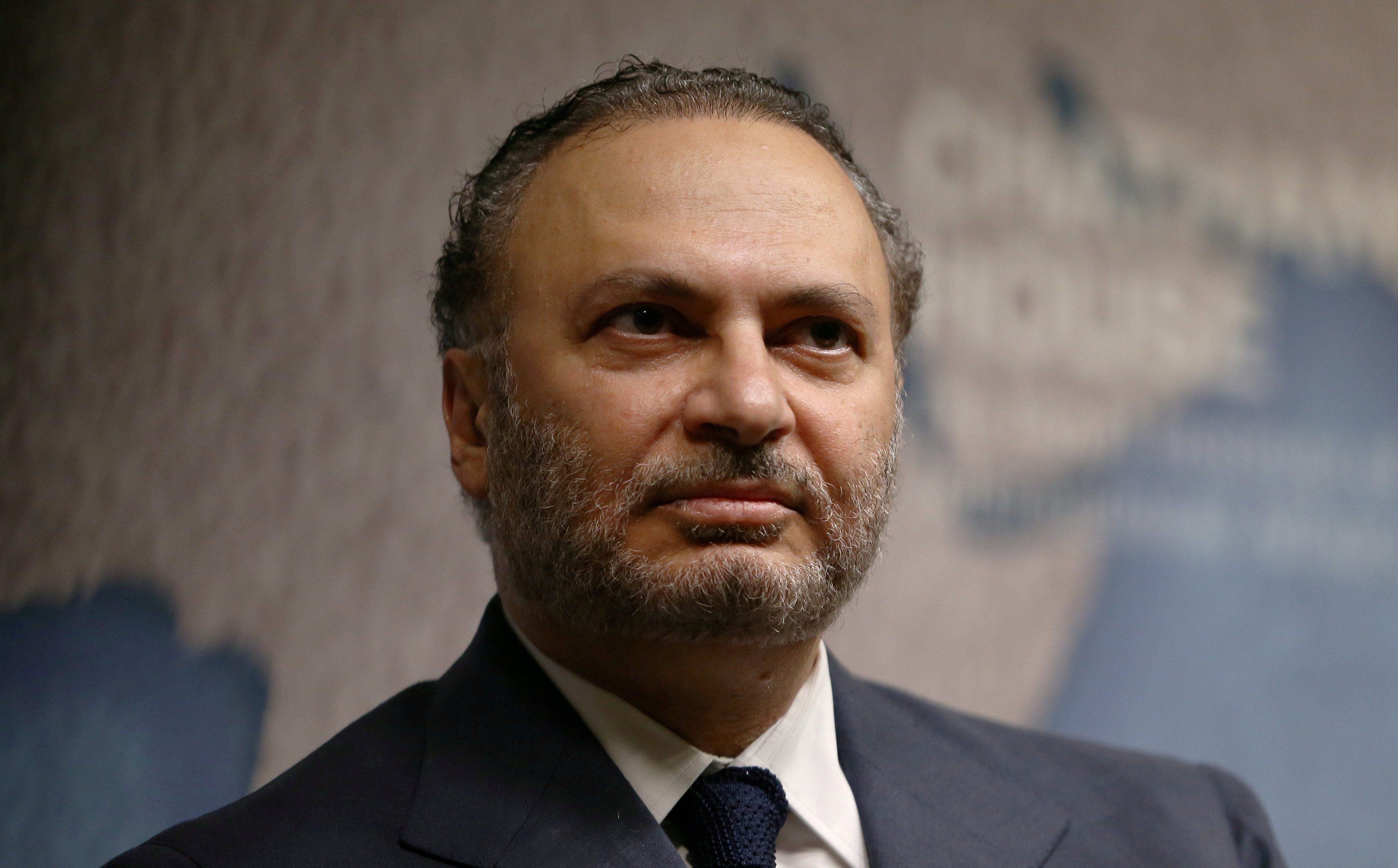 أنور محمد قرقاش، عضو مجلس الوزراء في الإمارات/الشبكات الاجتماعية